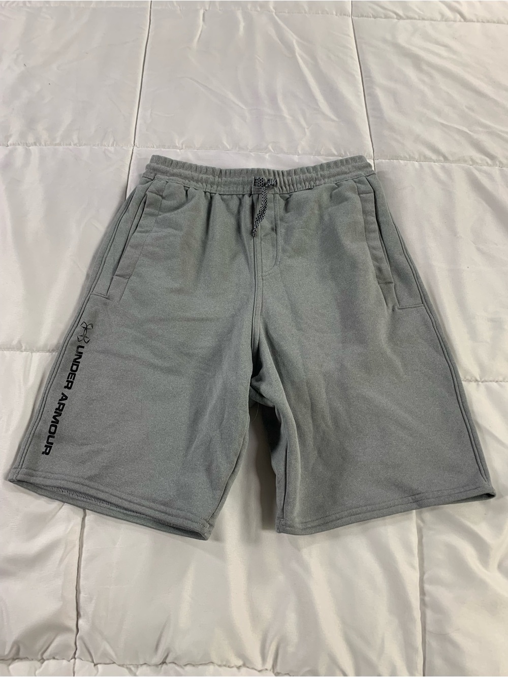 Pre loved UNDER ARMOUR shorts youth boys size L